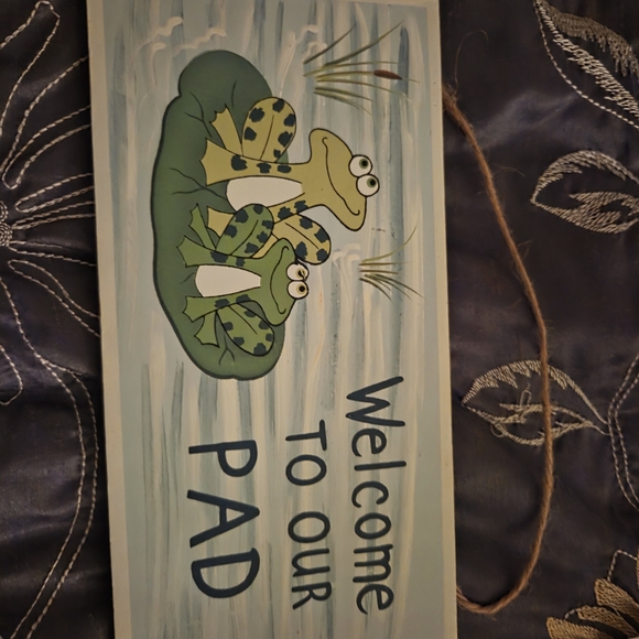 Frog Welcome Sign - Picture 1 of 2